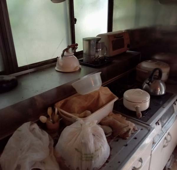 Before（3年間放置されたキッチン）